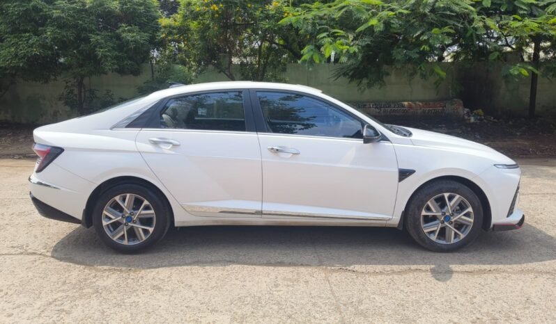 
								VERNA SX 2023 SUNROOF MODEL PETROL full									