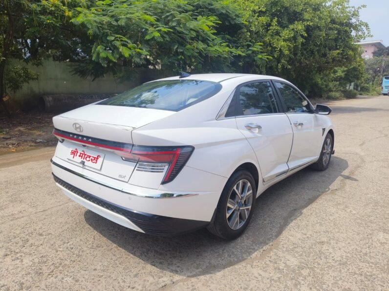 
								VERNA SX 2023 SUNROOF MODEL PETROL full									