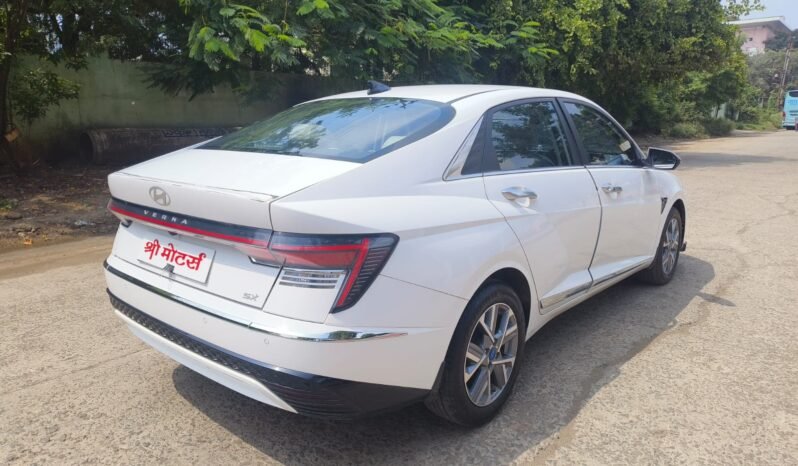 
								VERNA SX 2023 SUNROOF MODEL PETROL full									