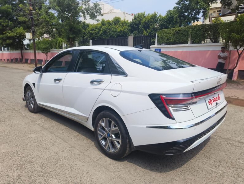 
								VERNA SX 2023 SUNROOF MODEL PETROL full									