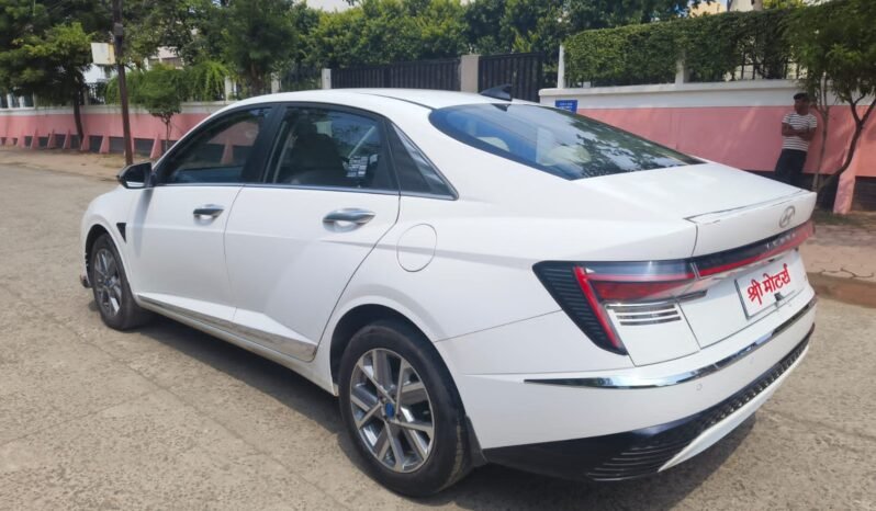 
								VERNA SX 2023 SUNROOF MODEL PETROL full									