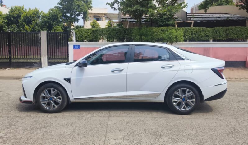 
								VERNA SX 2023 SUNROOF MODEL PETROL full									