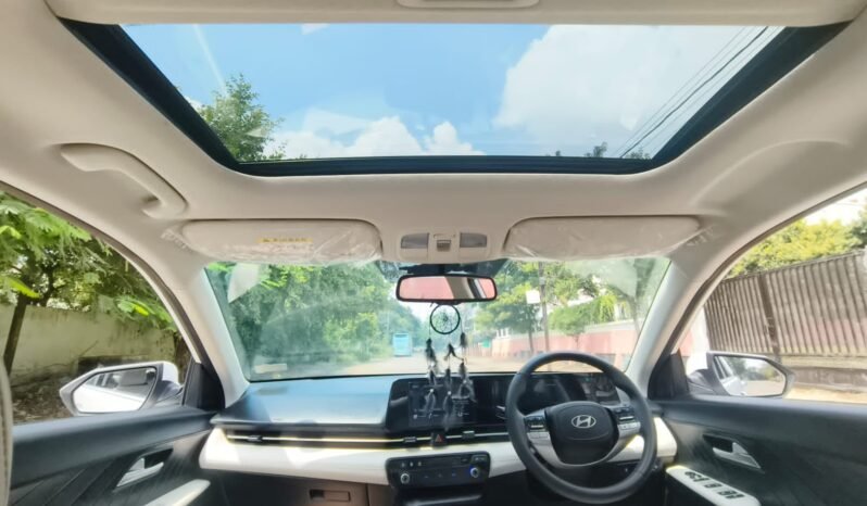 
								VERNA SX 2023 SUNROOF MODEL PETROL full									