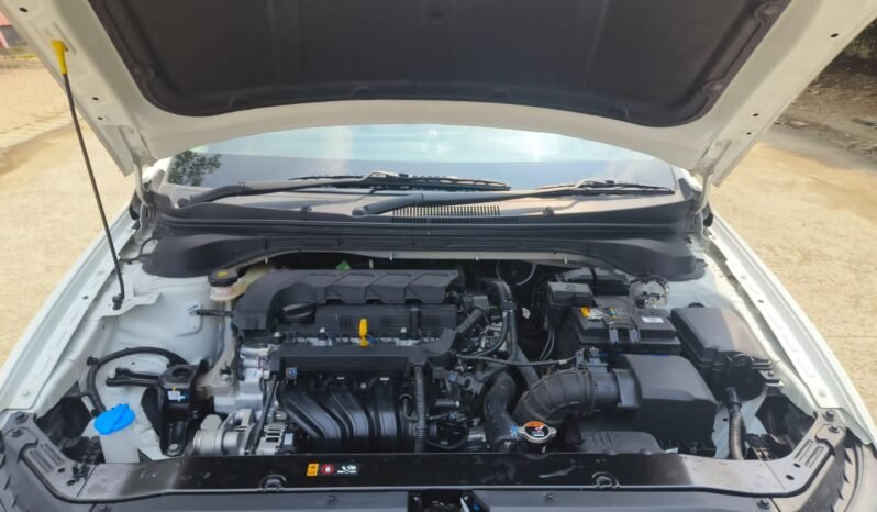 
								VERNA SX 2023 SUNROOF MODEL PETROL full									