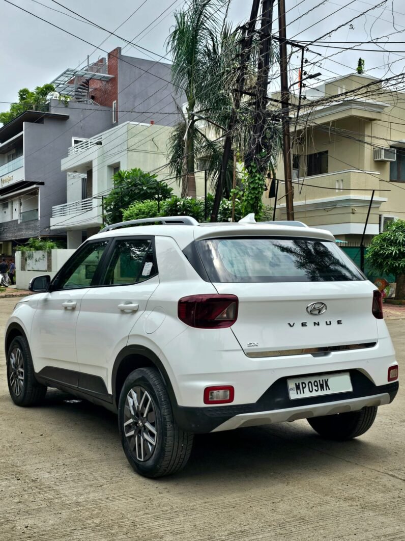 
								VENUE SX SUNROOF 2022 MODEL DIESEL full									