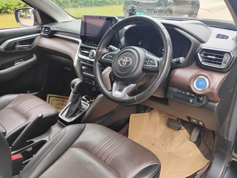 
								TOYOTA HYRYDER V HYBRID AT 2023 MODEL PETROL full									