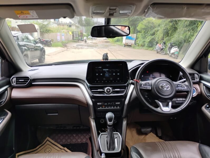 
								TOYOTA HYRYDER V HYBRID AT 2023 MODEL PETROL full									