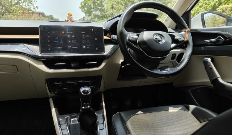 
								SLAVIA STYLE 1.5 2022 MODEL PETROL full									
