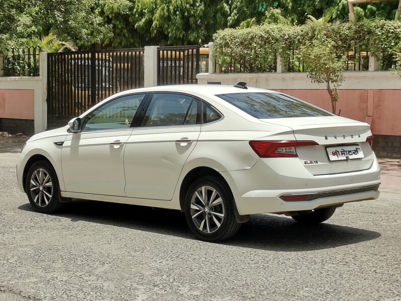 
								SLAVIA STYLE 1.5 2022 MODEL PETROL full									