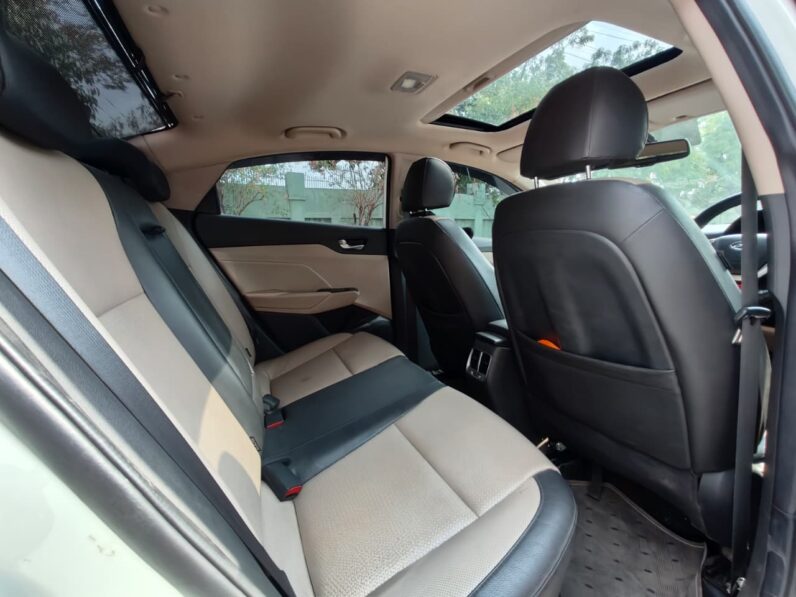 
								VERNA SX (O) 2018 MODEL PETROL full									